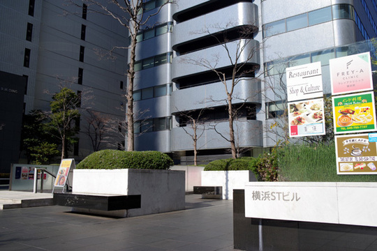 横浜STビル前
