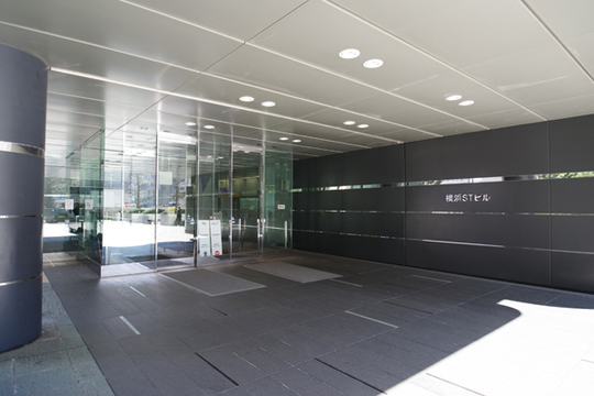 横浜ＳＴビル入り口